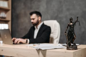 abogado trabajando en despacho